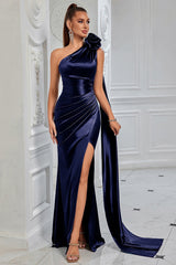 Marineblaues Satin Etui Langes Ballkleid mit einer Schulter und Rüschen und seitlichem Umhang