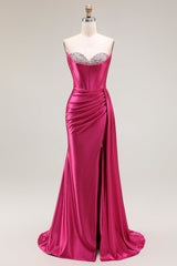 Glitzerndes Fuchsia Meerjungfrau Herzausschnitt Perlenbesetztes Plissiertes Langes Ballkleid mit Schlitz