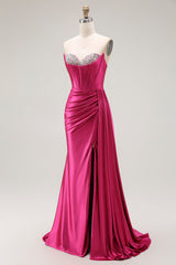 Glitzerndes Fuchsia Meerjungfrau Herzausschnitt Perlenbesetztes Plissiertes Langes Ballkleid mit Schlitz