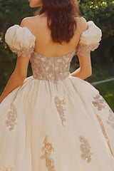 Prinzessin Blush Ballkleid Schulterfreies Quinceanera Kleid aus Tüll mit Applikationen