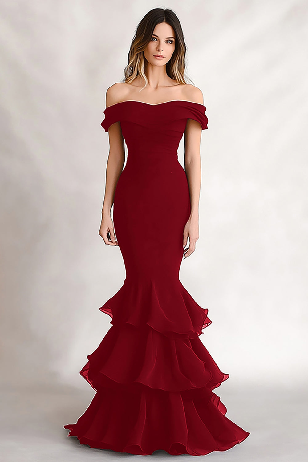 Schulterfreies Schwarzes Meerjungfrauen Gestuftes Satin Kleid für Hochzeitsgäste