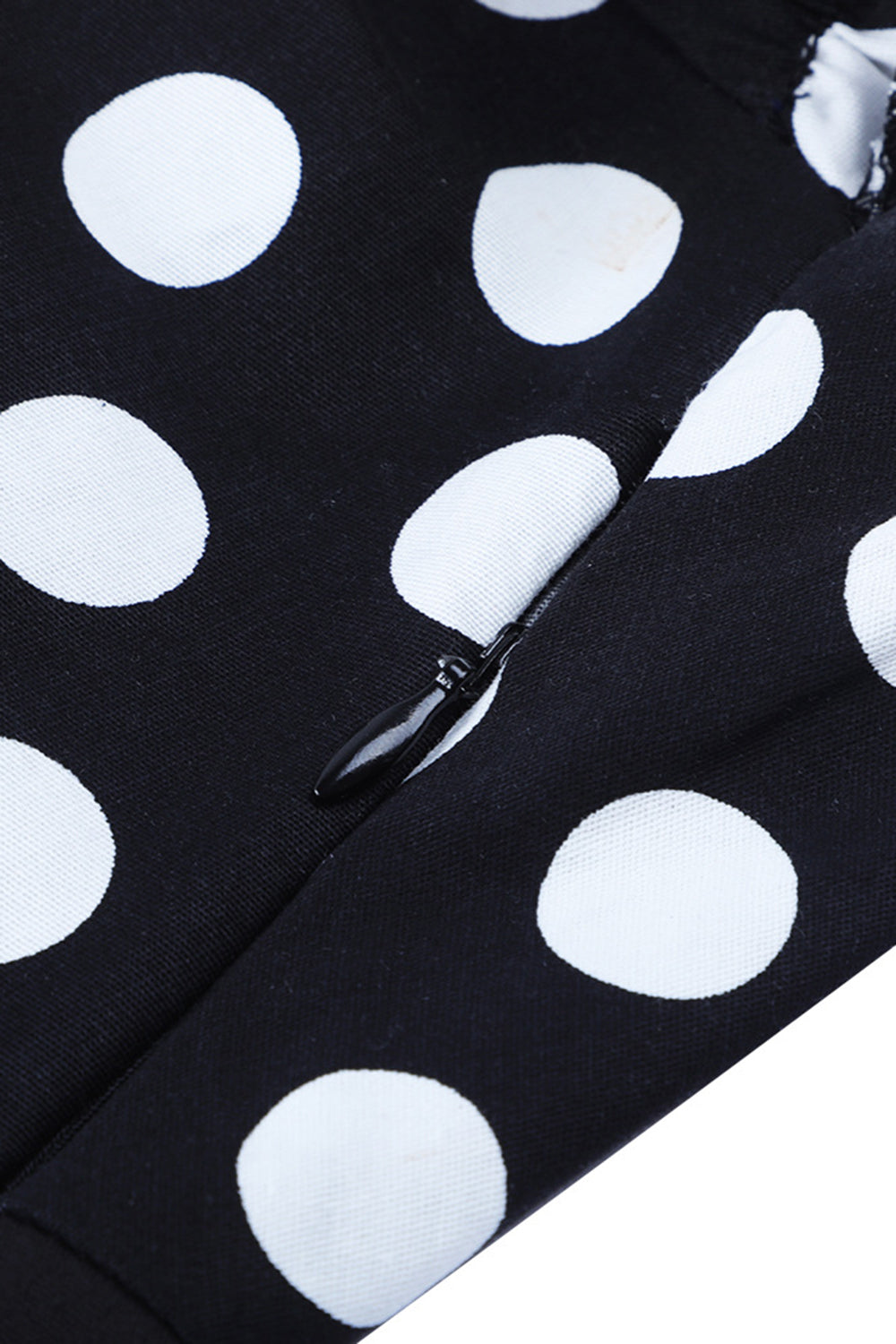 Schulterfreies Polka Dots Kleid aus den 1950er Jahren