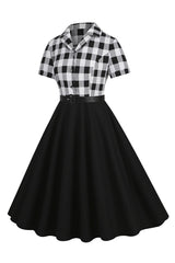 V-Ausschnitt Kurzarm Kariertes schwarzes Kleid aus den 1950er Jahren mit Gürtel