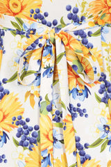 Gelbes Vintage-Kleid mit V-Ausschnitt und kurzen Ärmeln