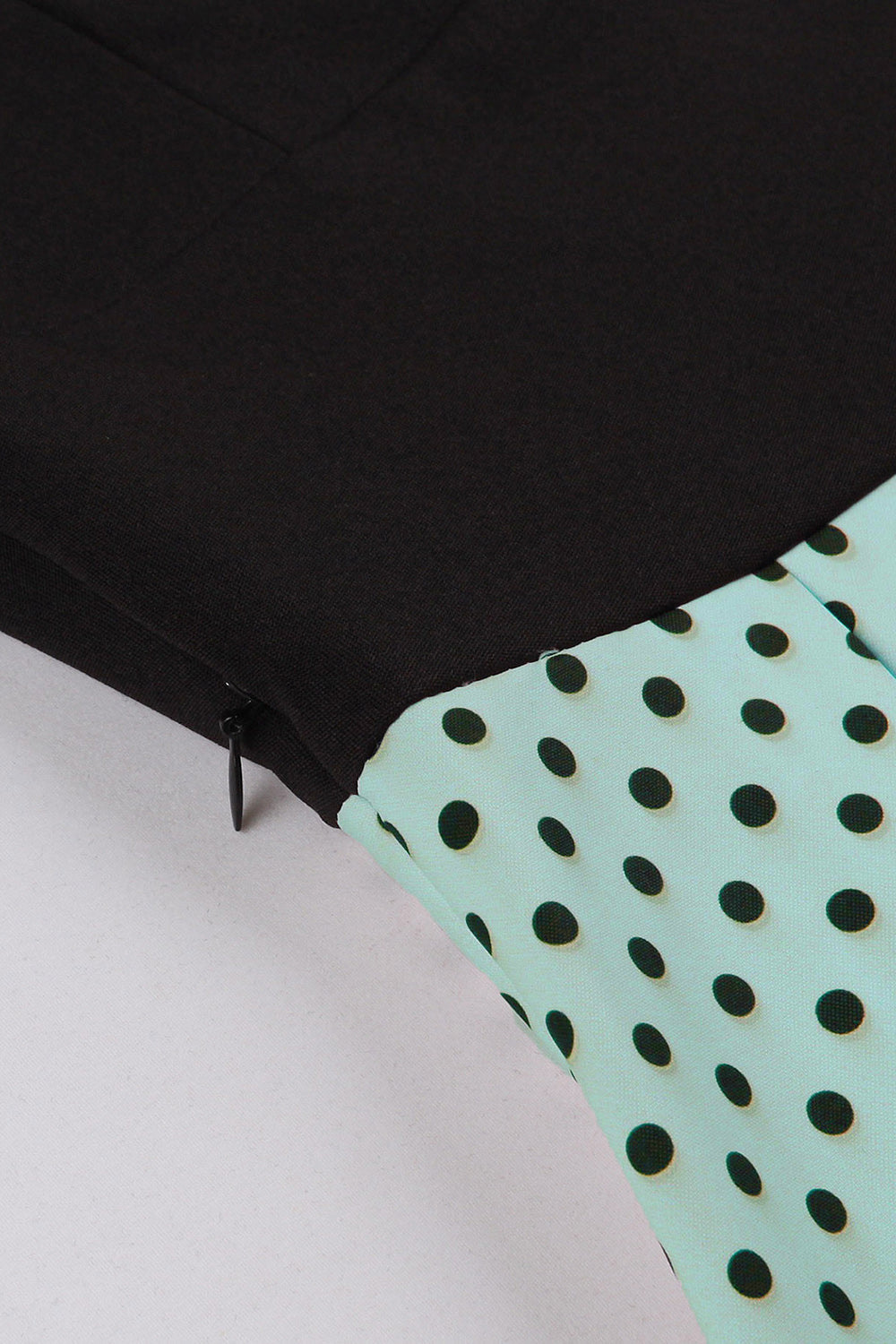 Grünes kurzärmeliges Polka Dots 1950er Jahre Kleid mit Gürtel
