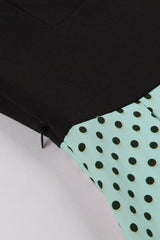 Grünes kurzärmeliges Polka Dots 1950er Jahre Kleid mit Gürtel