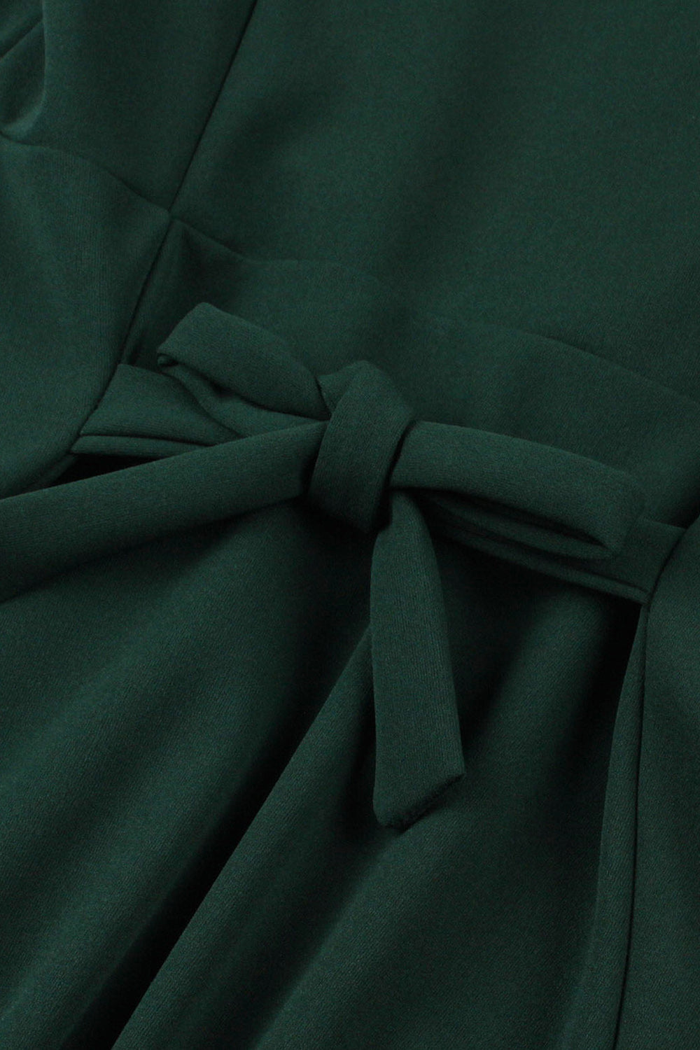 Grünes Kleid mit tiefem V-Ausschnitt aus den 1950er Jahren und kurzen Ärmeln