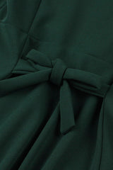 Grünes Kleid mit tiefem V-Ausschnitt aus den 1950er Jahren und kurzen Ärmeln