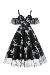 Schulterfreies blaues Kleid aus den 1950er Jahren mit Stickerei
