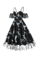 Schulterfreies blaues Kleid aus den 1950er Jahren mit Stickerei