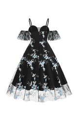 Schulterfreies blaues Kleid aus den 1950er Jahren mit Stickerei