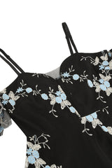 Schulterfreies blaues Kleid aus den 1950er Jahren mit Stickerei