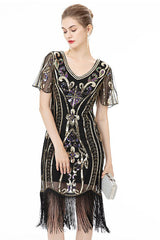 Glitzerndes Kleid aus den 1920er Jahren mit schwarzen Fransen und kurzen Ärmeln