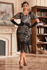 Schwarzes goldenes Gatsby Kleid mit V-Ausschnitt und Fransen aus den 1920er Jahren mit Pailletten