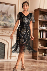 Schwarzes goldenes Gatsby Kleid mit V-Ausschnitt und Fransen aus den 1920er Jahren mit Pailletten