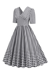 Schwarzes V-Ausschnitt kariertes Kleid mit kurzen Ärmeln aus den 1950er Jahren