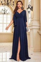 Marineblaues Chiffonkleid mit Fledermausärmeln und Schlitz