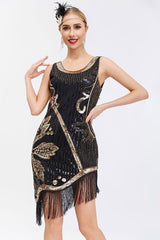 Schwarzes perlenbesetztes Kleid aus den 1920er Jahren mit Fransen