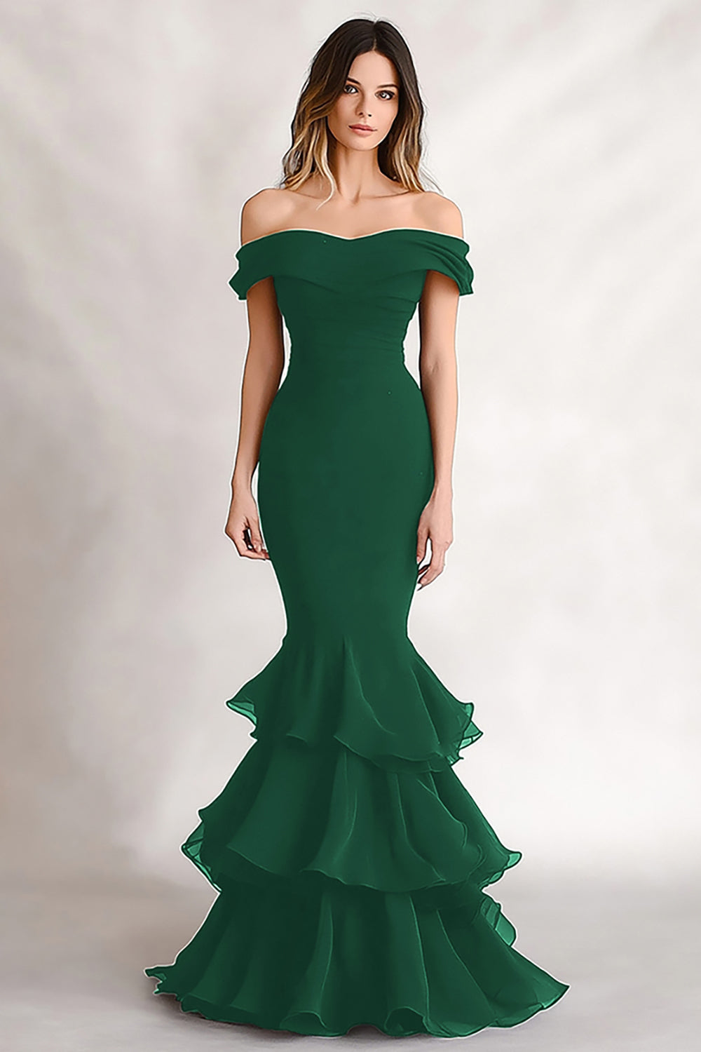 Schulterfreies Schwarzes Meerjungfrauen Gestuftes Satin Kleid für Hochzeitsgäste