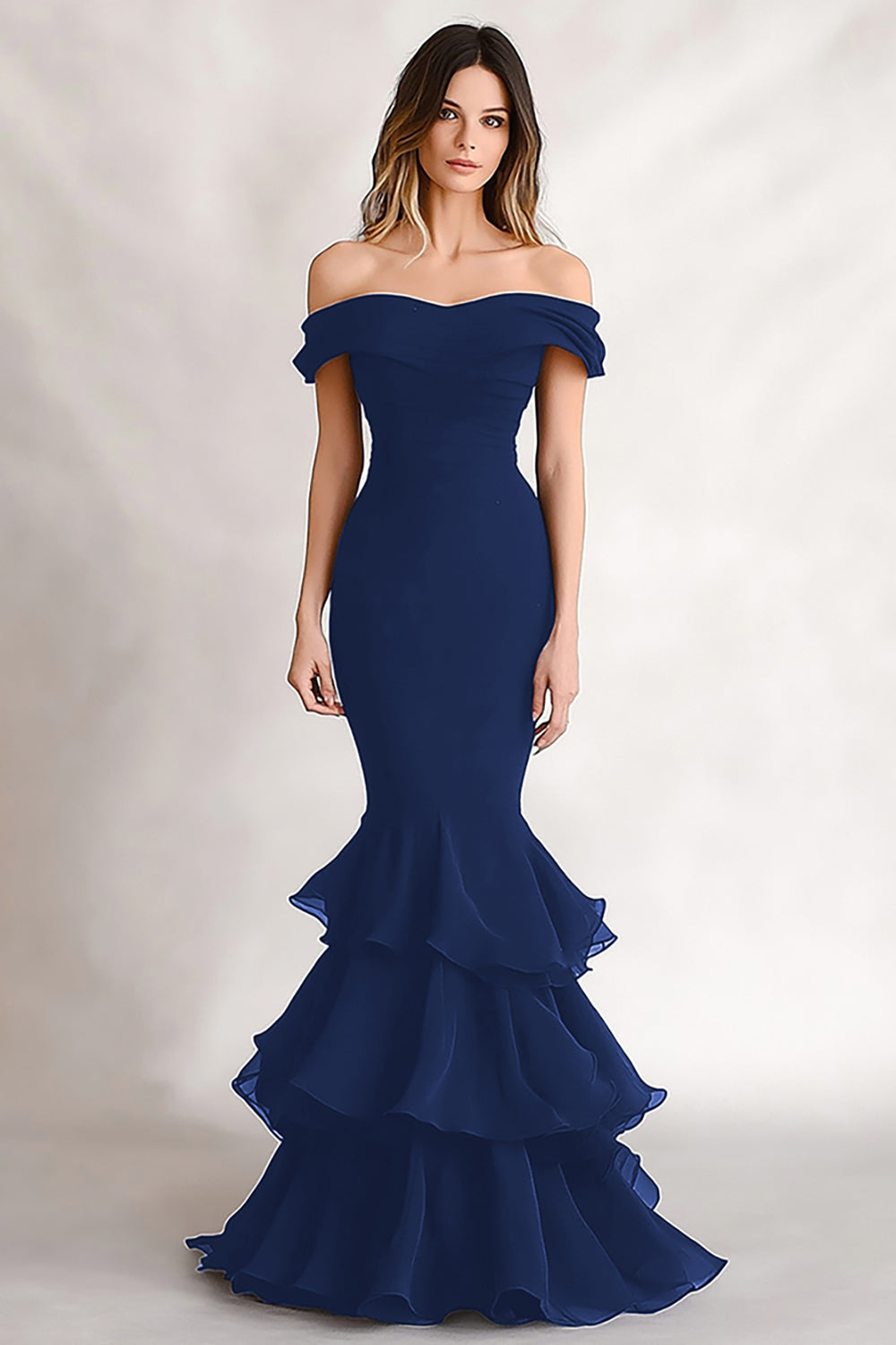 Schulterfreies Schwarzes Meerjungfrauen Gestuftes Satin Kleid für Hochzeitsgäste