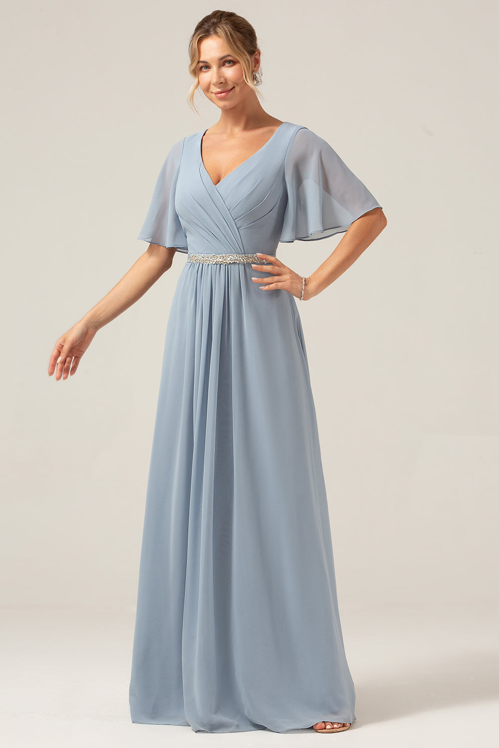 Staubblaues A-Linie Chiffon Brautjungfernkleid mit V-Ausschnitt und kurzen Ärmeln