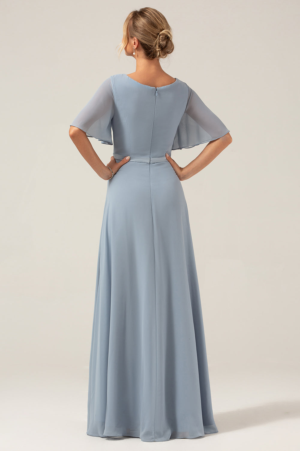 Staubblaues A-Linie Chiffon Brautjungfernkleid mit V-Ausschnitt und kurzen Ärmeln