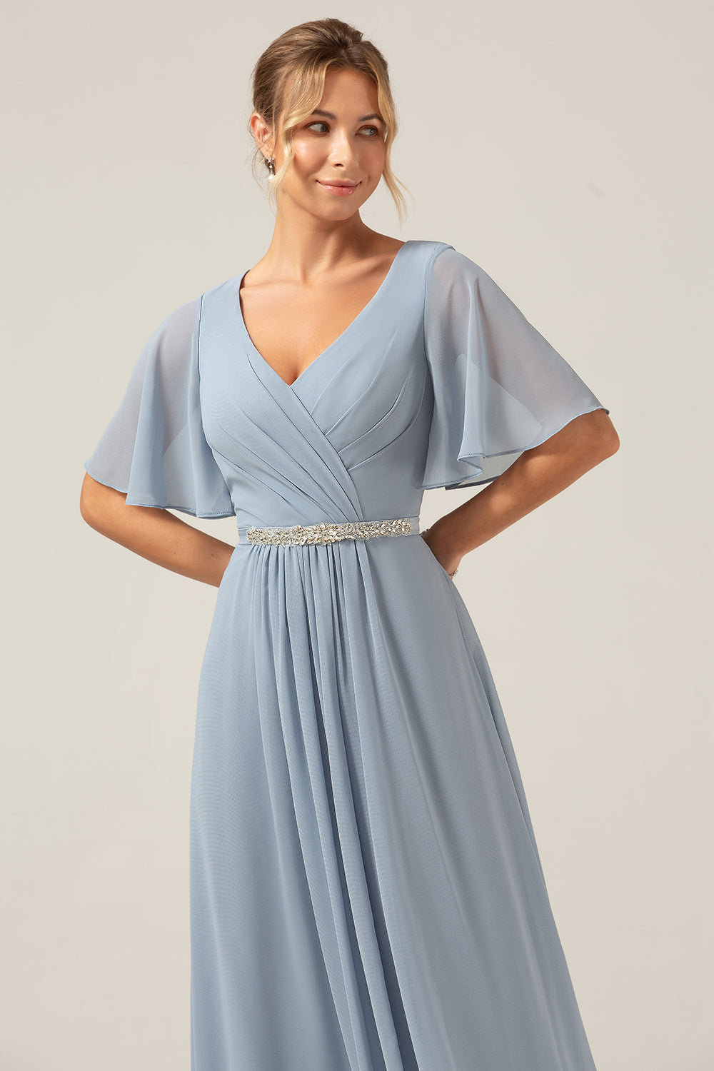 Staubblaues A-Linie Chiffon Brautjungfernkleid mit V-Ausschnitt und kurzen Ärmeln