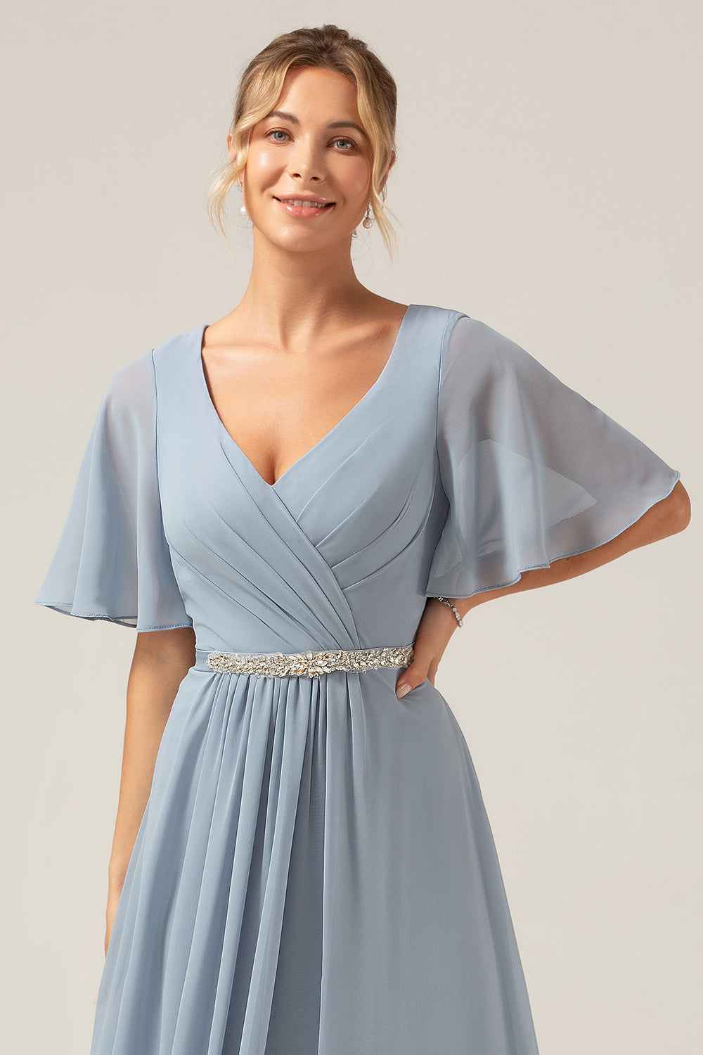Staubblaues A-Linie Chiffon Brautjungfernkleid mit V-Ausschnitt und kurzen Ärmeln