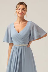 Staubblaues A-Linie Chiffon Brautjungfernkleid mit V-Ausschnitt und kurzen Ärmeln