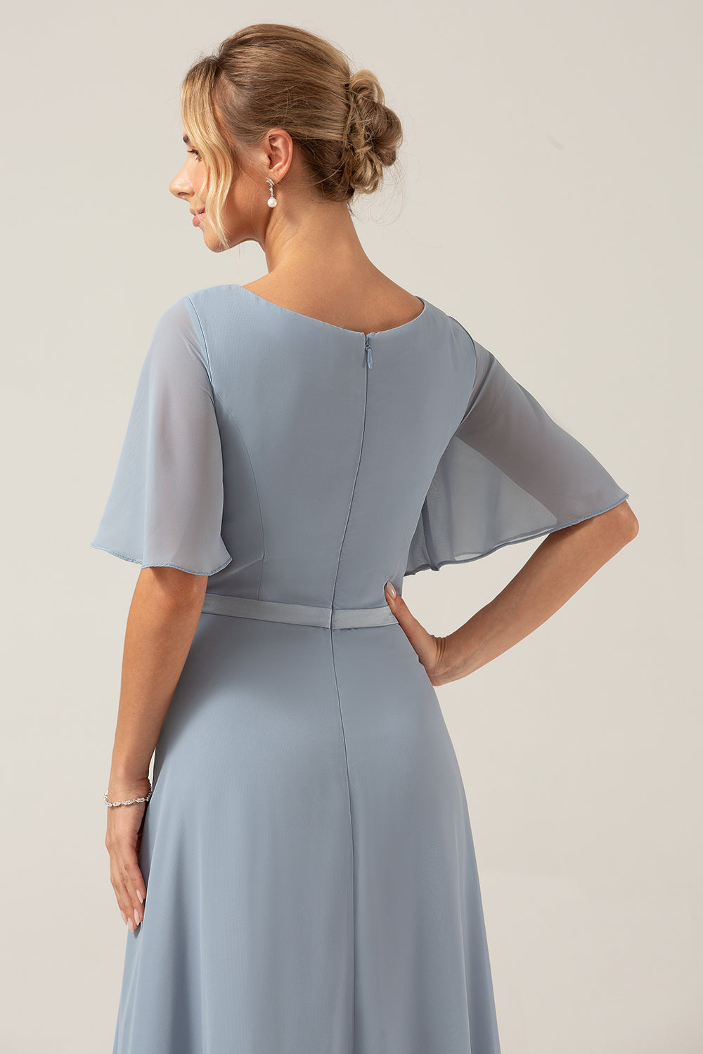 Staubblaues A-Linie Chiffon Brautjungfernkleid mit V-Ausschnitt und kurzen Ärmeln