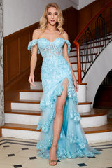 Stilvolles schulterfreies himmelblaues Spitze Ballkleid mit Rüschen