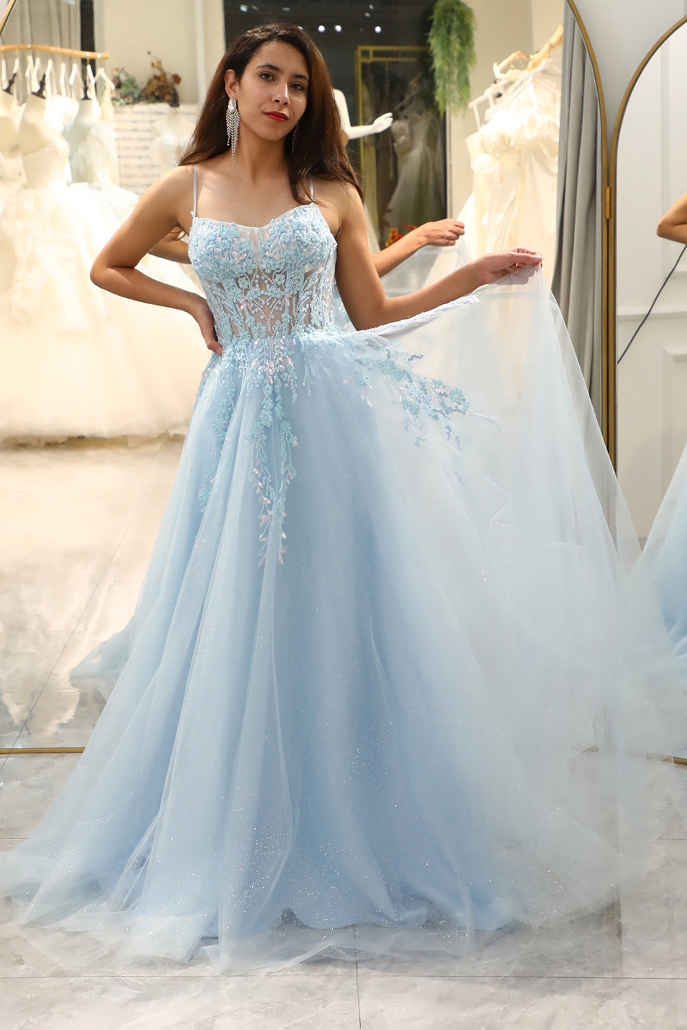A Linie Hellblaues Pailletten Spaghettiträger Ballkleid mit Applikationen