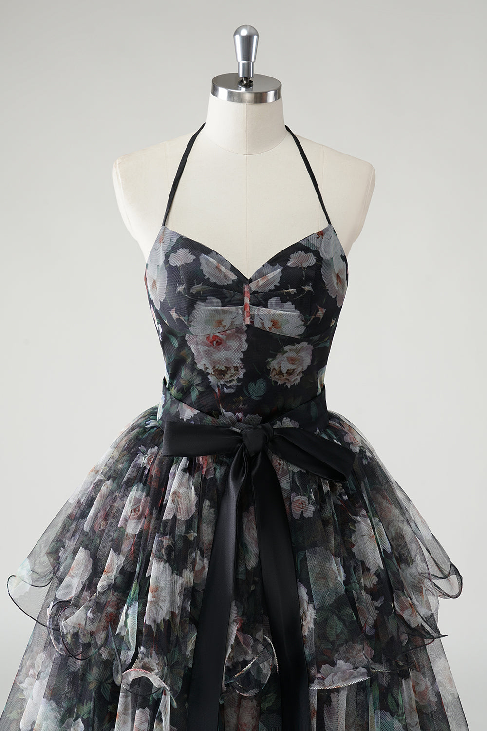 Schwarzes A-Linie Gestuftes Neckholder Blumenmuster Hochzeitsgastkleid mit abnehmbarem Saum