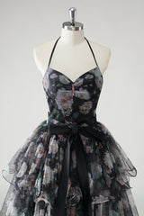 Schwarzes A-Linie Gestuftes Neckholder Blumenmuster Hochzeitsgastkleid mit abnehmbarem Saum
