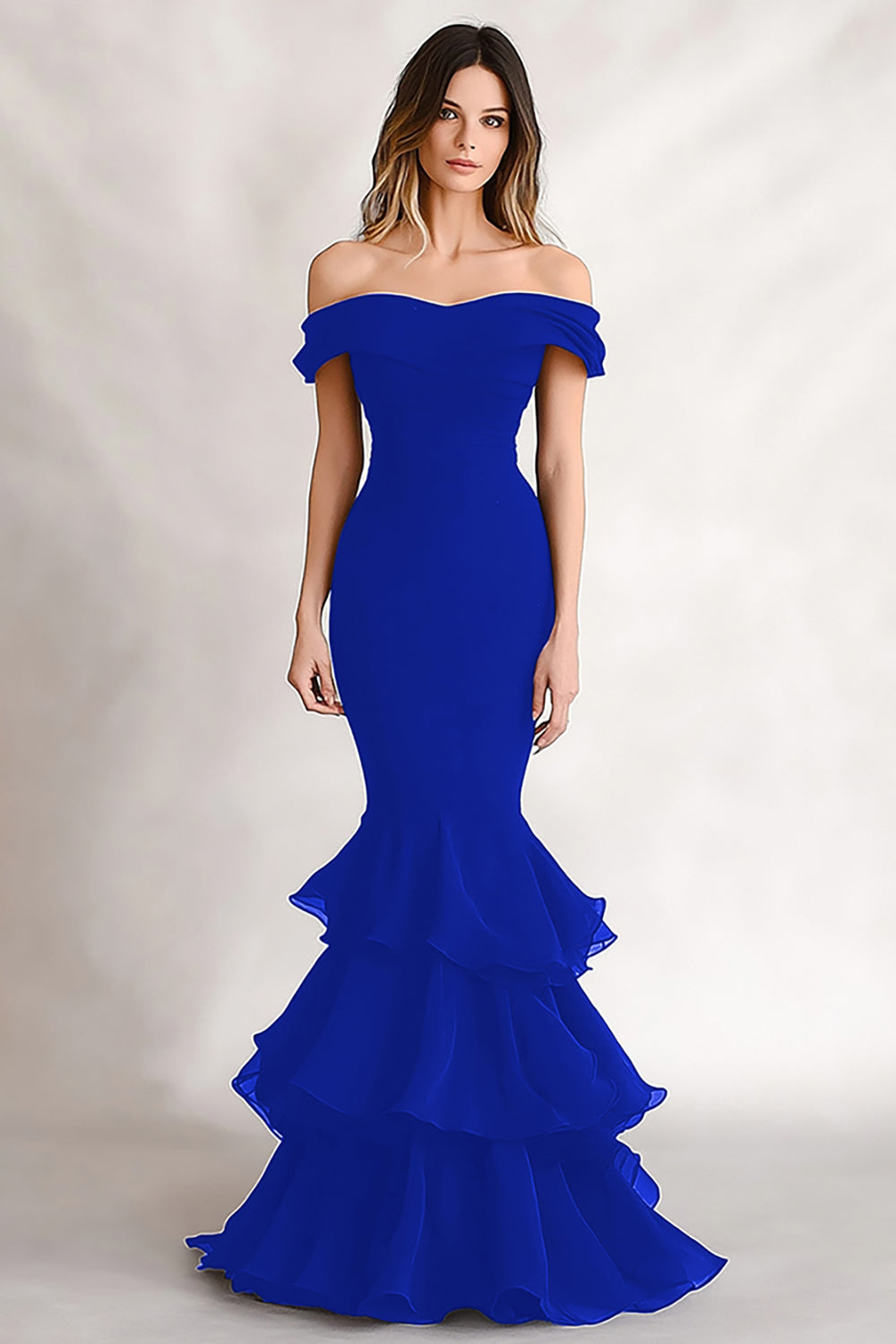 Schulterfreies Schwarzes Meerjungfrauen Gestuftes Satin Kleid für Hochzeitsgäste