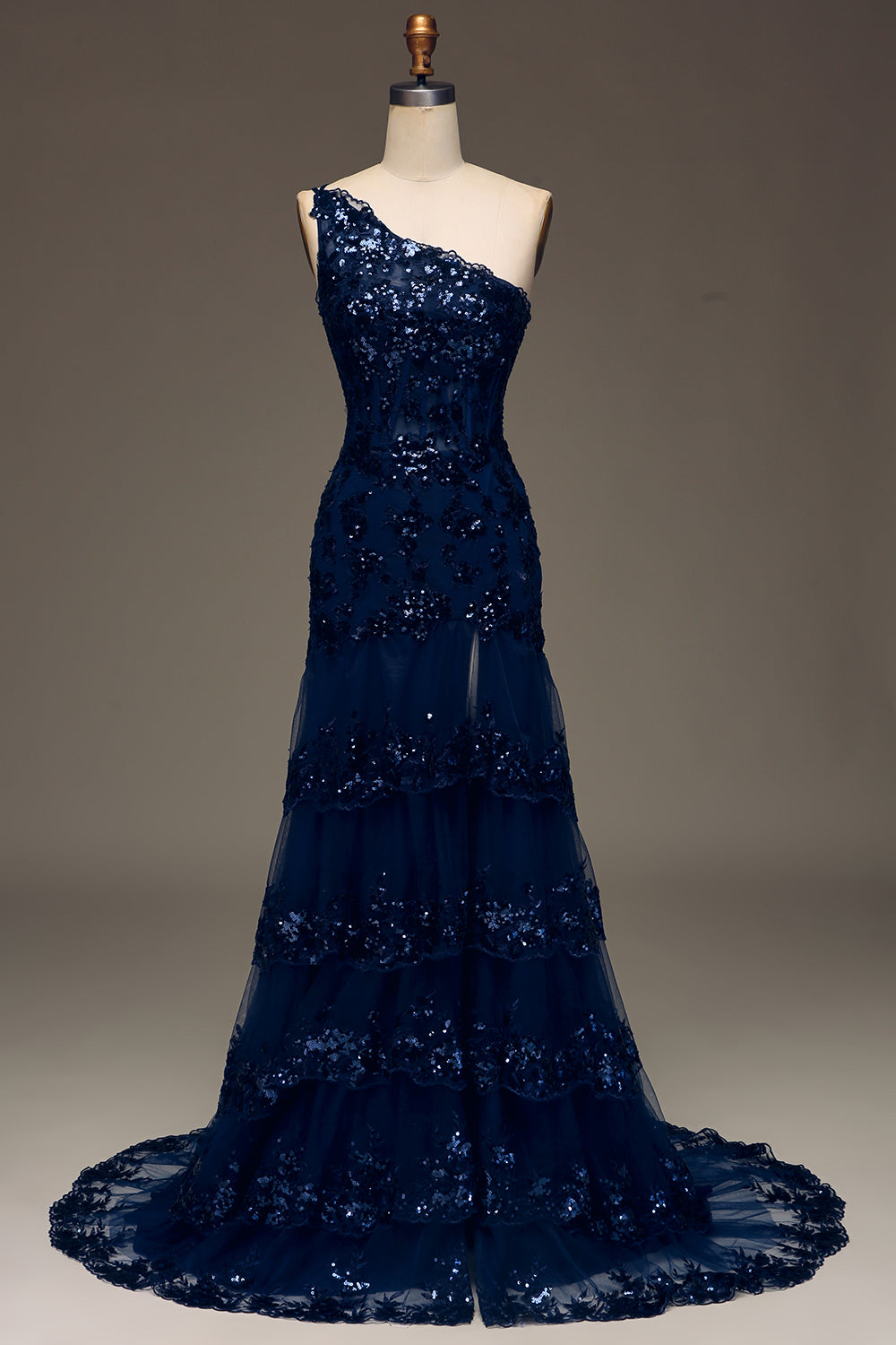 Glitzerndes dunkles marineblaues gestuftes Spitzenkleid mit einer Schulter und langem Schlitz