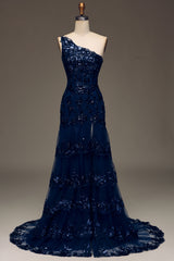Glitzerndes dunkles marineblaues gestuftes Spitzenkleid mit einer Schulter und langem Schlitz