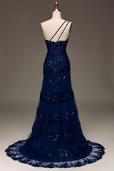Glitzerndes dunkles marineblaues gestuftes Spitzenkleid mit einer Schulter und langem Schlitz
