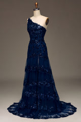 Glitzerndes dunkles marineblaues gestuftes Spitzenkleid mit einer Schulter und langem Schlitz