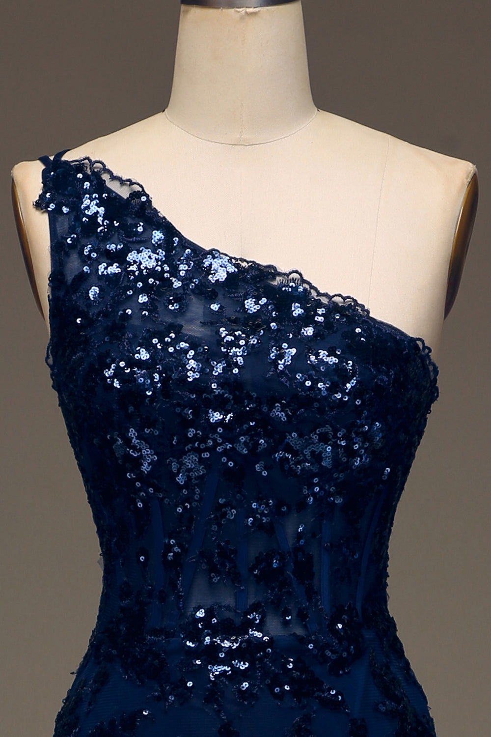 Glitzerndes dunkles marineblaues gestuftes Spitzenkleid mit einer Schulter und langem Schlitz