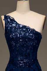 Glitzerndes dunkles marineblaues gestuftes Spitzenkleid mit einer Schulter und langem Schlitz