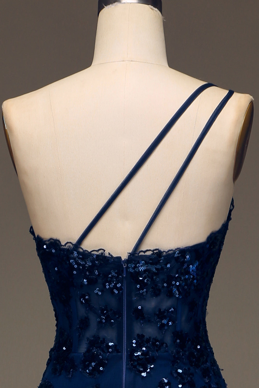 Glitzerndes dunkles marineblaues gestuftes Spitzenkleid mit einer Schulter und langem Schlitz
