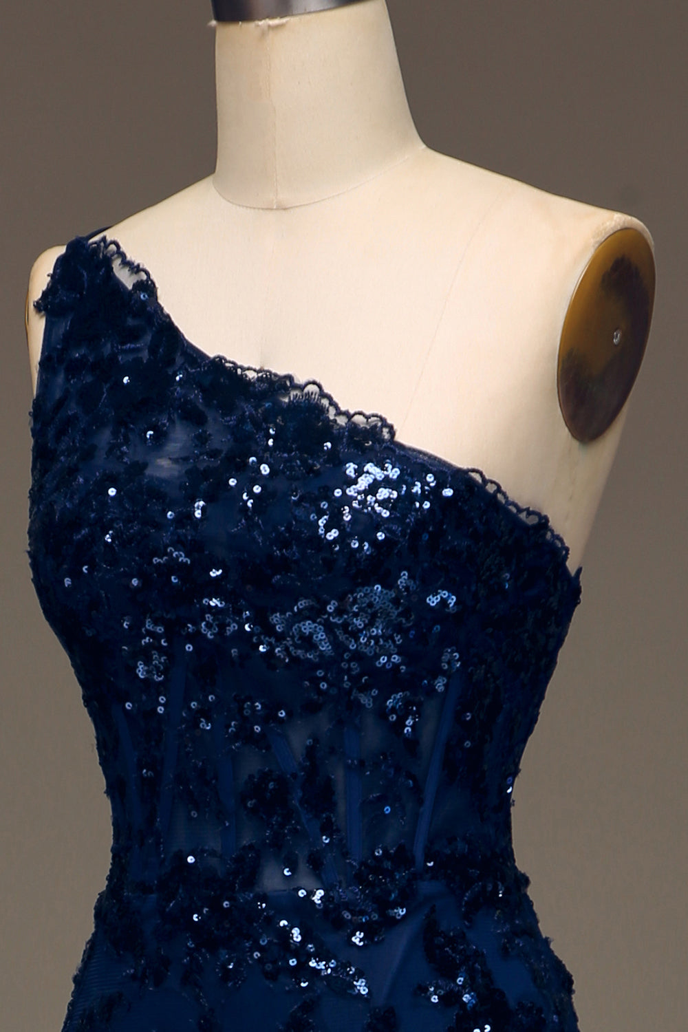 Glitzerndes dunkles marineblaues gestuftes Spitzenkleid mit einer Schulter und langem Schlitz