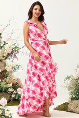 Langes V-Ausschnitt rosa Brautjungfernkleid mit Blumendruck und Rüschen