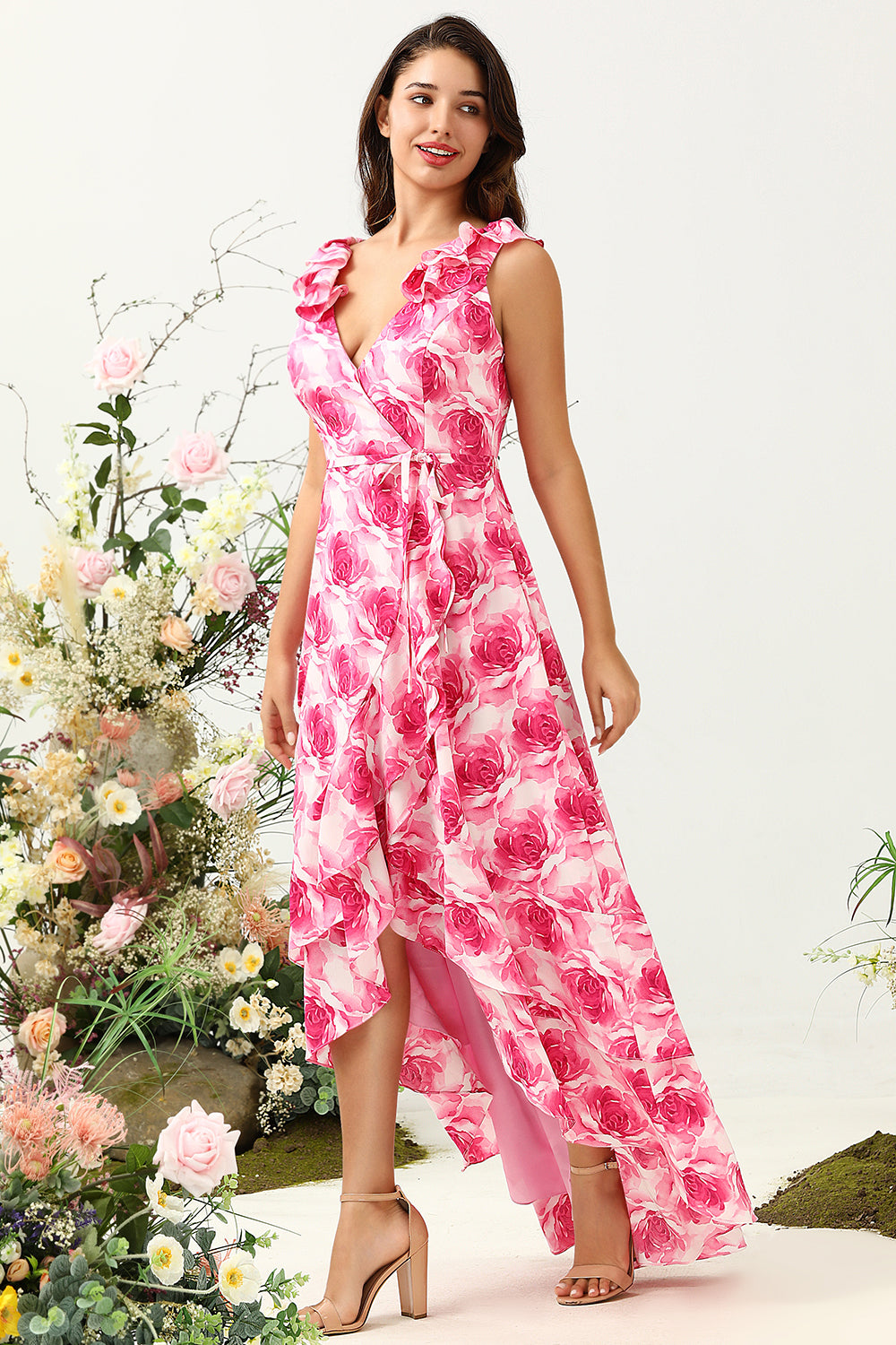 Langes V-Ausschnitt rosa Brautjungfernkleid mit Blumendruck und Rüschen