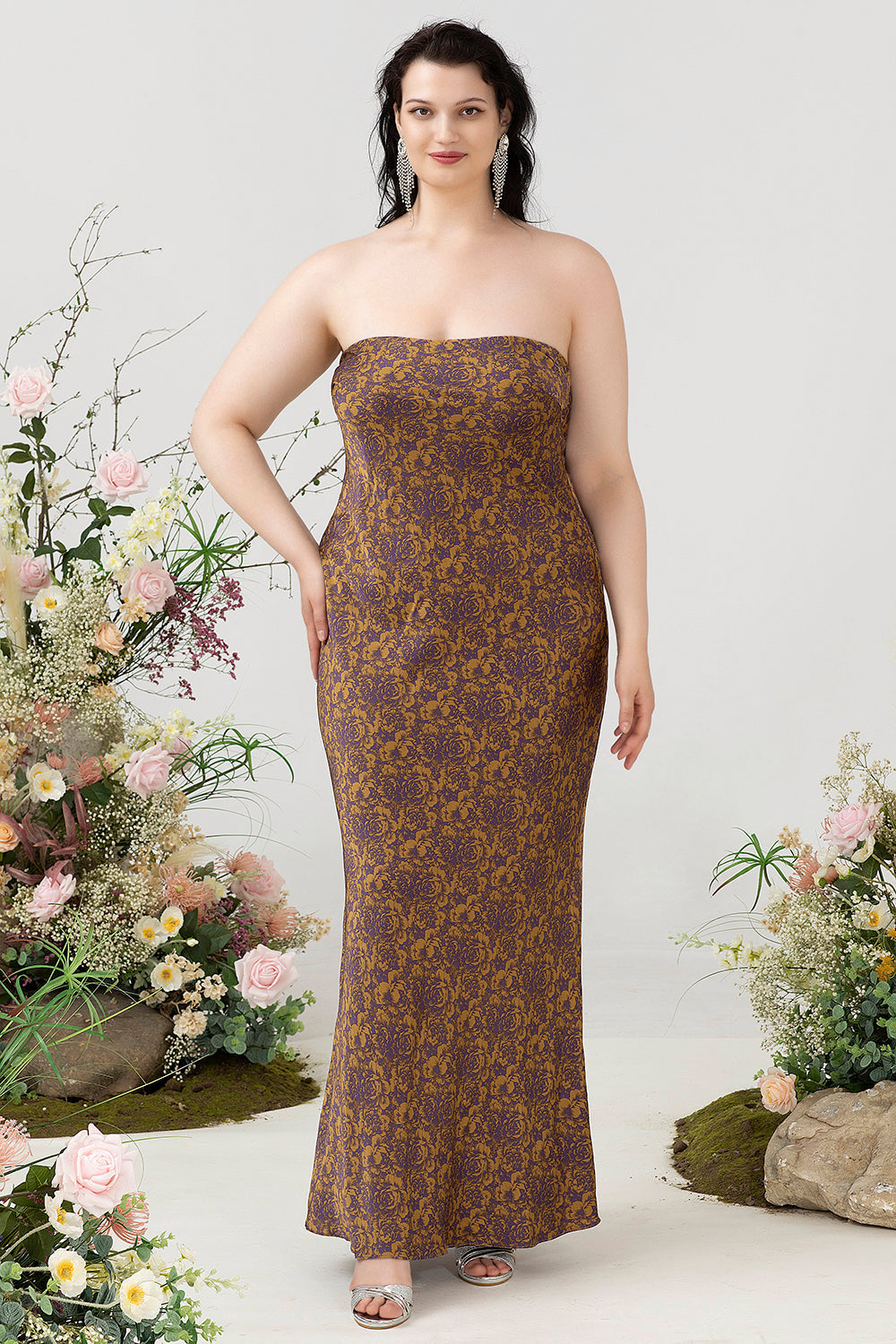 Braunes trägerloses Brautjungfernkleid in Übergröße