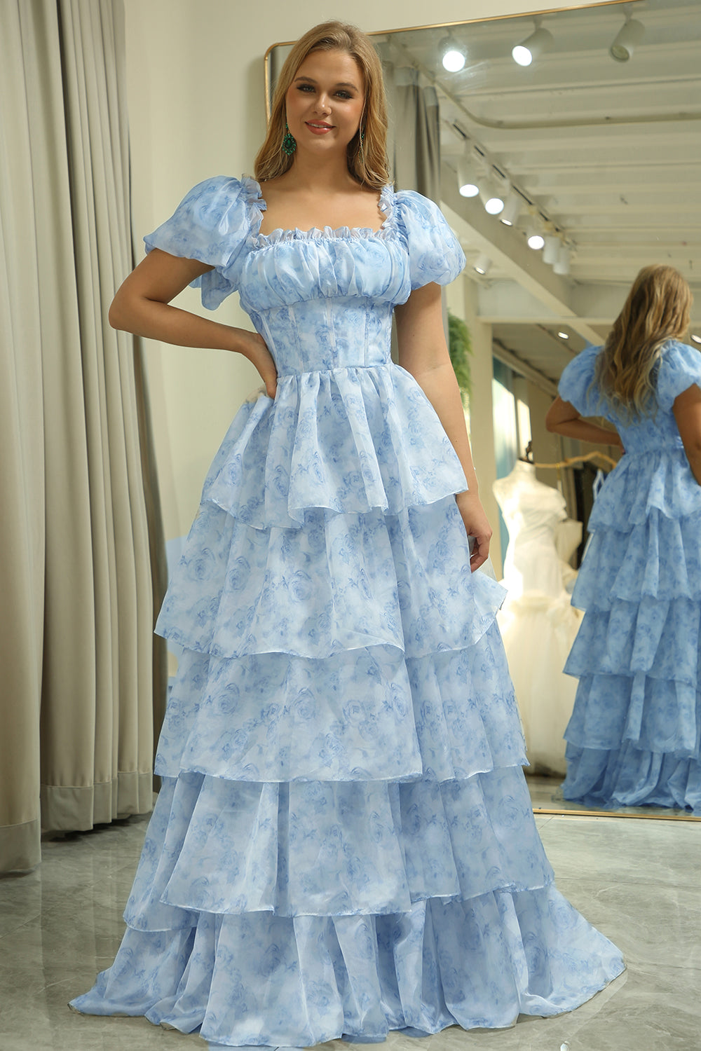 Grünes gestuftes Ballkleid aus Organza mit Korsett