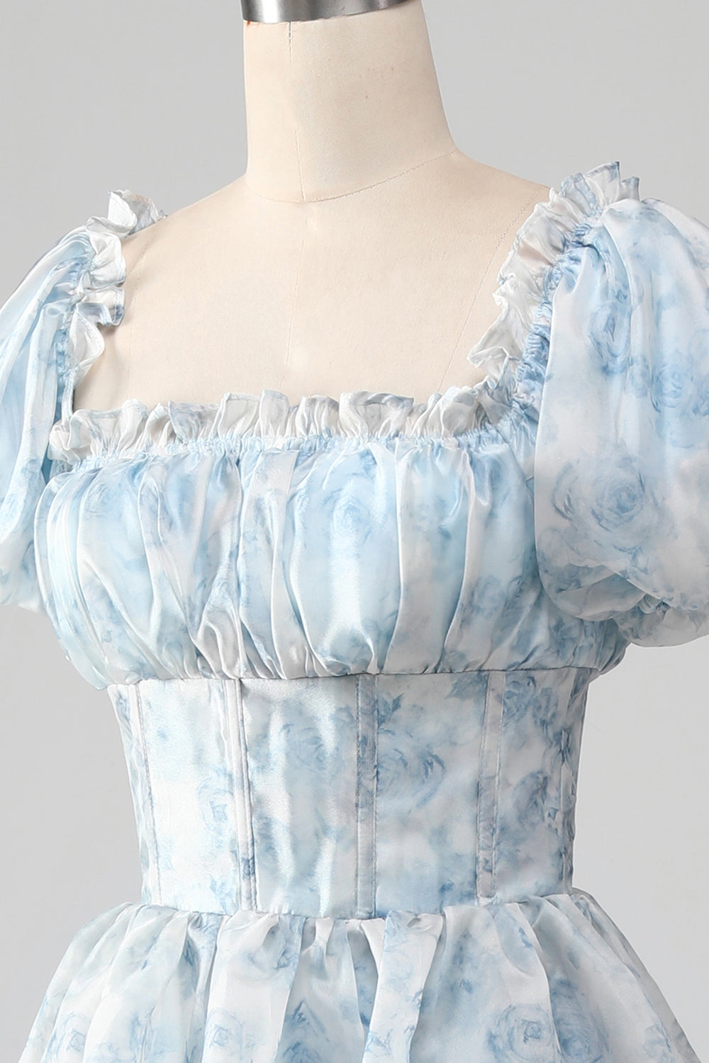 Grünes gestuftes Ballkleid aus Organza mit Korsett