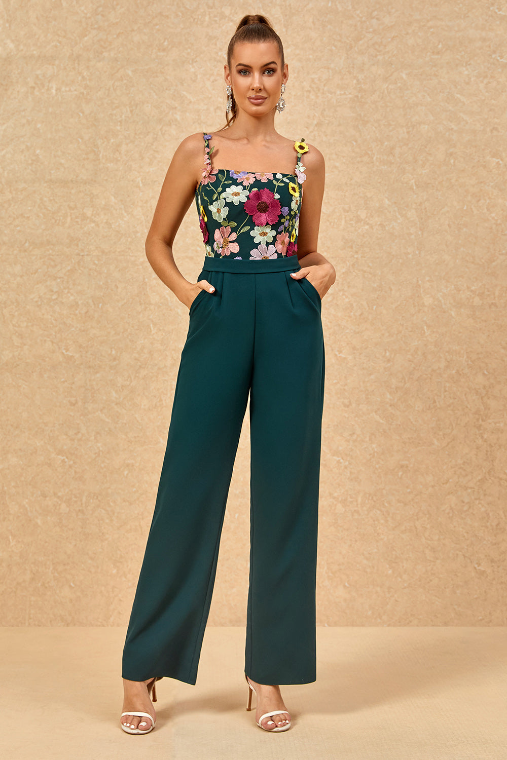 Dunkelgrünes Spaghettiträger Brautjungfern-Jumpsuit mit Applikationen