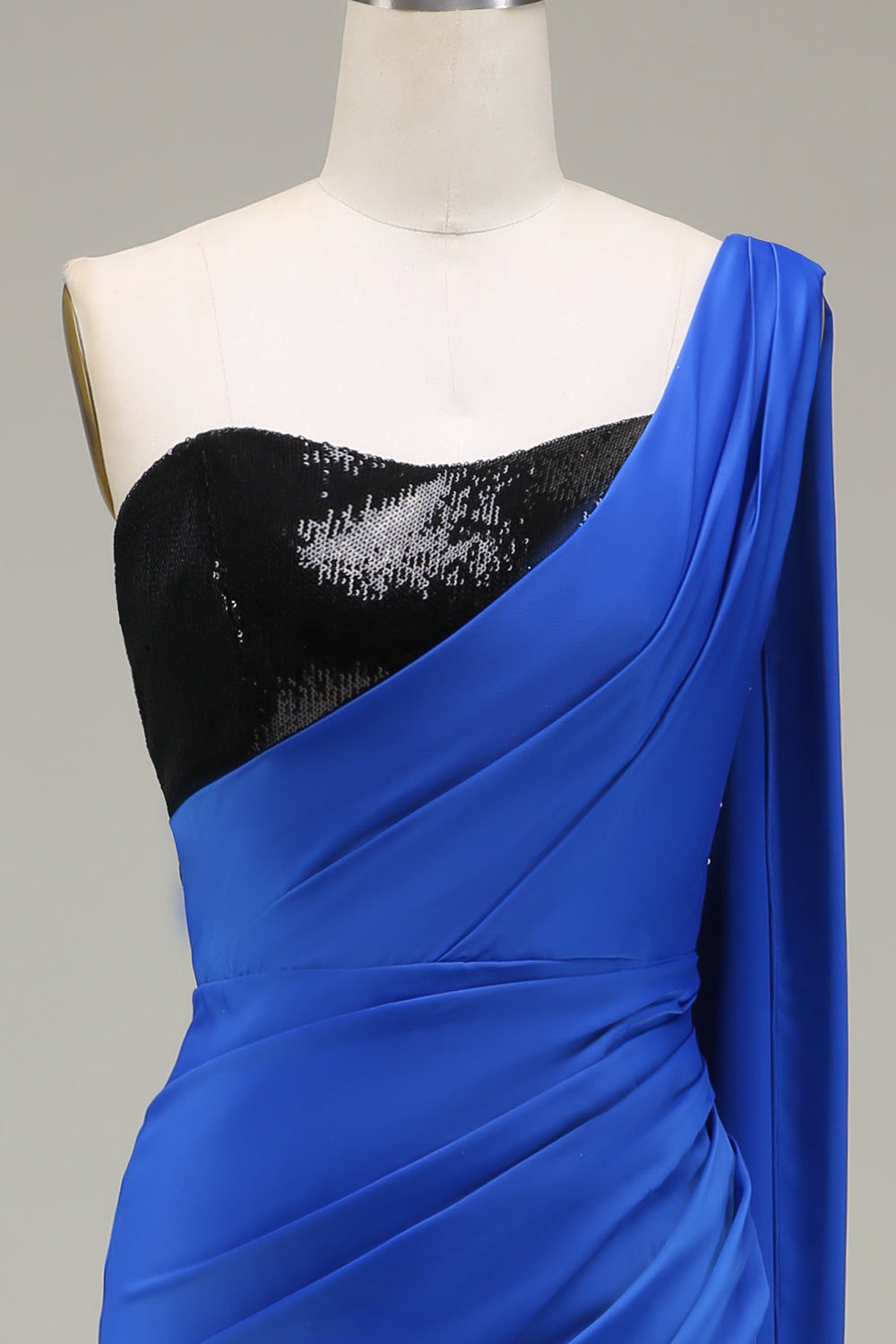 Königsblaues plissiertes Ballkleid aus Satin und Pailletten mit Schlitz